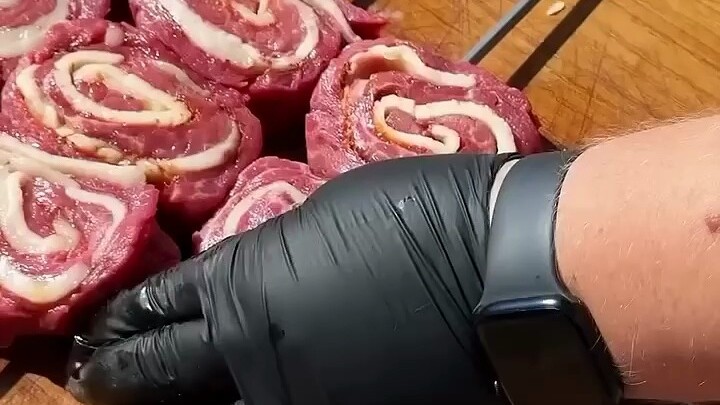 لفائف لحم البقر المشوي على الفحم