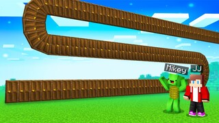 JJ and Mikey Found A CROKED DOOR in Minecraft Maizen!