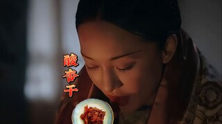 The struggles in the imperial harem are truly brutal—pregnant Zhen Huan can only secretly munch on s