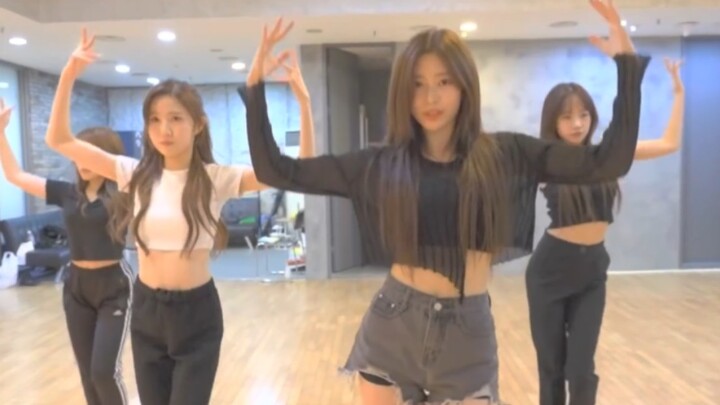 Phòng tập nhảy của IZ*ONE cho ca khúc "Lễ trưởng thành"