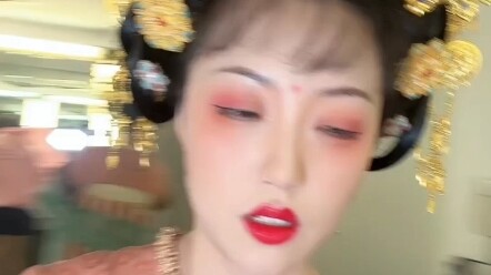 Quá là lố bịch luôn, hahaha!