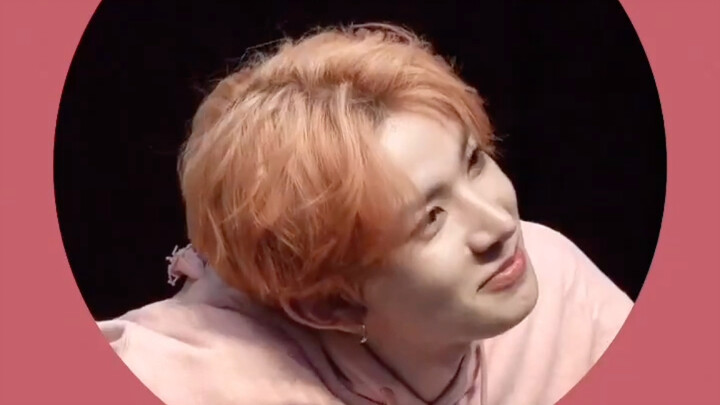 “Ê~ Chị ơi, ngoài em ra chị còn thích ai nữa không?” Hình thái nũng nịu quyến rũ hiếm thấy của anh c
