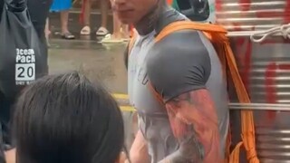 Người nước ngoài cũng tham gia Lễ hội té nước Vân Nam, cởi áo và mặc đồ bảo hộ, sẵn sàng làm điều gì