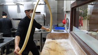 จาจังมยอนแฮนด์เมดชื่อดังในกิมโป / บะหมี่ดำเกาหลี (จาจังมยอน) - อาหารข้างทางของเกาหลี