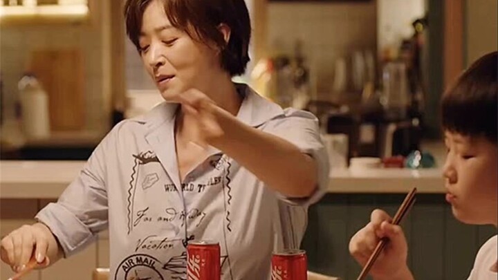 Ibu menganggap anak sebagai alat pamer, langsung mendorong anak hingga benar-benar hancur.