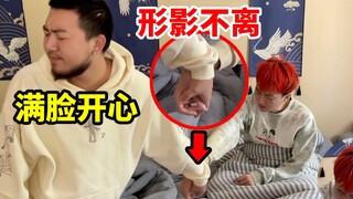 和兄弟的手被502粘在一起！分不开！ 这下该怎么办！这次真的玩大了！