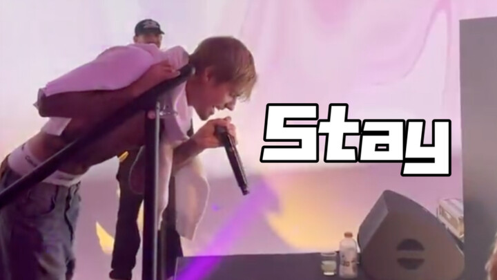 أحدث عرض حي لبيبر في كاليفورنيا: أداء مثير لـ «Stay» مع نسيان الكلمات وارتجال فوري، وتغيير النغمة ور