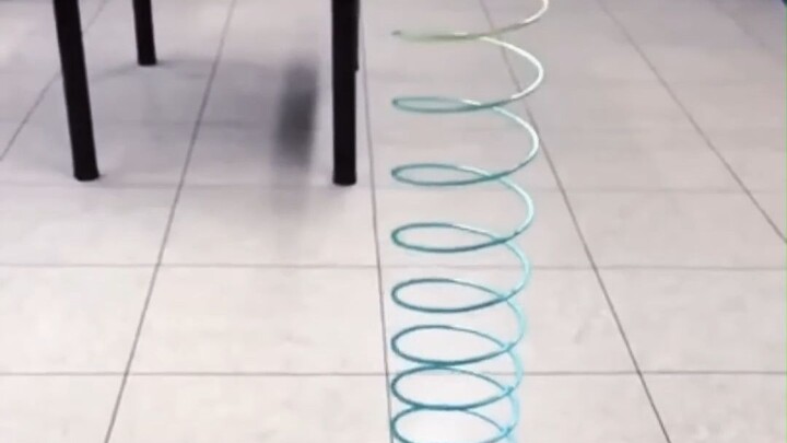 弹簧掉落的物理原理