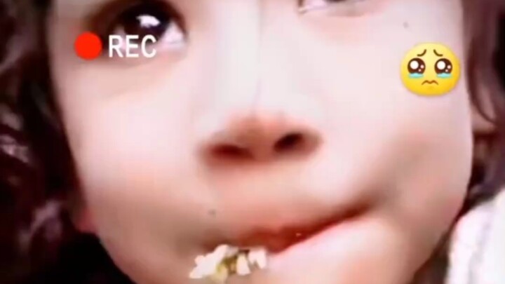 Ở giữa chiến tranh, ngay cả một miếng cơm cứu đói cũng trở thành điều xa xỉ với những đứa trẻ mồ côi