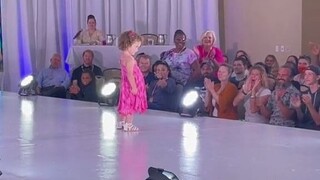 Anak kecil yang tampil percaya diri dengan langkah catwalk, saat roknya melambai, siapa pun pasti te