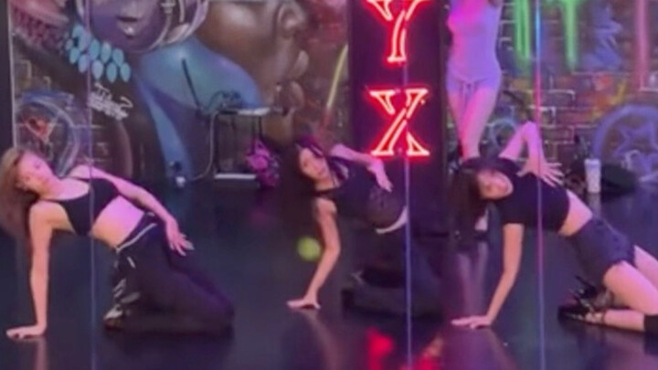 JanJingjing menari bersama Gadis Es