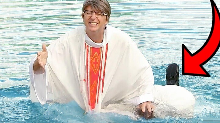 นักบวช จมน้ำดับสาว ขณะรับบัพติสมา! เพียงเพื่อหัวเราะมุข