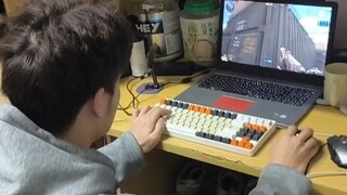 千里迢迢来学校看儿子，导员说你在宿舍打游戏不上课，我坐了十小时火车来学校看你，没想到你还在玩游戏，爸的心都碎了，父母不容易啊！