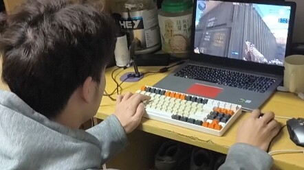 千里迢迢来学校看儿子，导员说你在宿舍打游戏不上课，我坐了十小时火车来学校看你，没想到你还在玩游戏，爸的心都碎了，父母不容易啊！