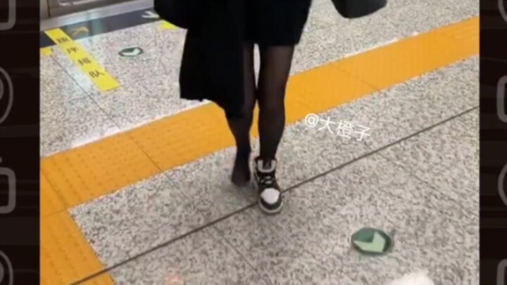 I accidentally stepped on the beautiful woman’s shoe—so embarrassing!