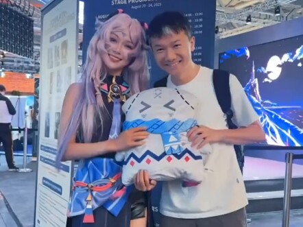 A grandma cosplayer spotted Da Wei at Gamescom. The lighting at the show made him look much younger,