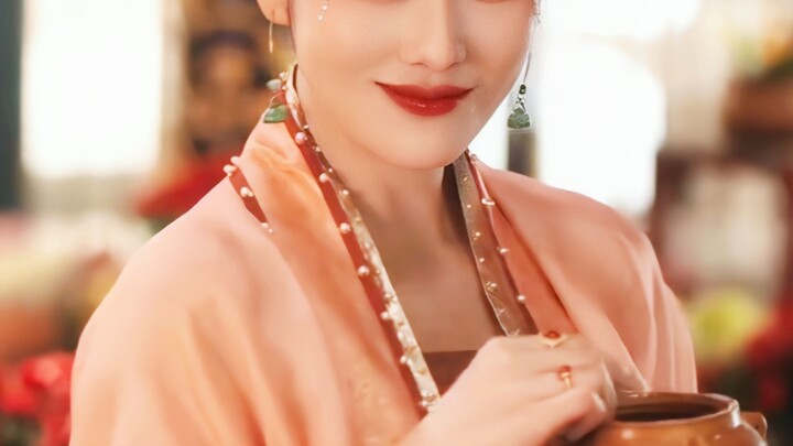 Wajah yang sangat memesona, kakak ini benar-benar mampu tampil memukau dengan segala riasan yang teb