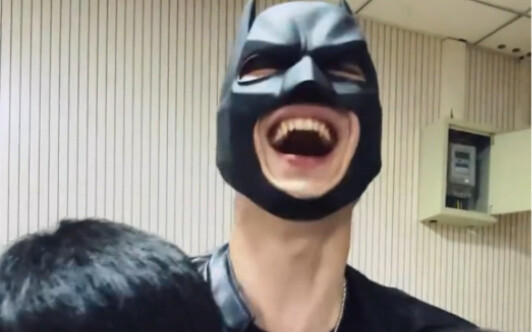 ตัวตลกแย่งชิงกัน ค้างคาวได้ประโยชน์