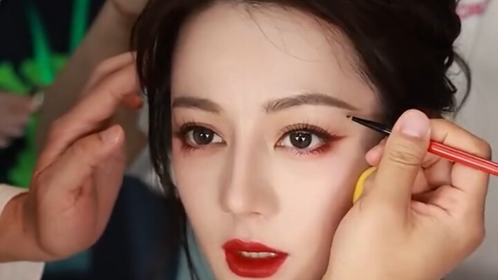 Ahhh, come and watch Dilireba Bartfulai’s vlog singing Korean songs, speaking “pirated Cantonese”, e