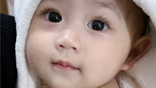 Betapa menggemaskannya bayi ini setelah mandi?