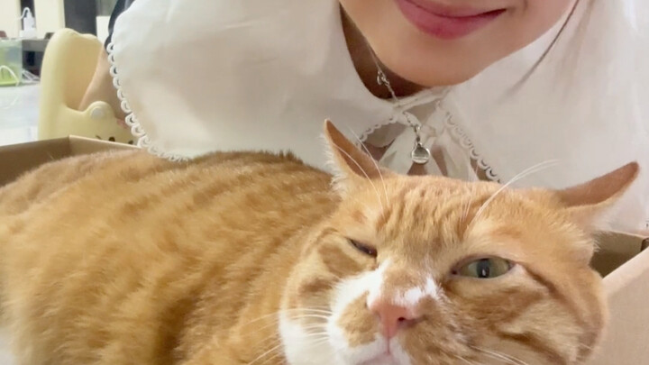 ถ่ายรูปคู่กับอาคารชื่อดังอย่างเอ้กกุ้งเพื่อเป็นที่ระลึก