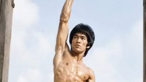 Bruce Lee does pull-ups