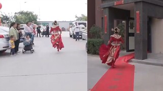 The bride got out of the car and immediately "sprinted 100 meters", picked up the hem of her skirt a