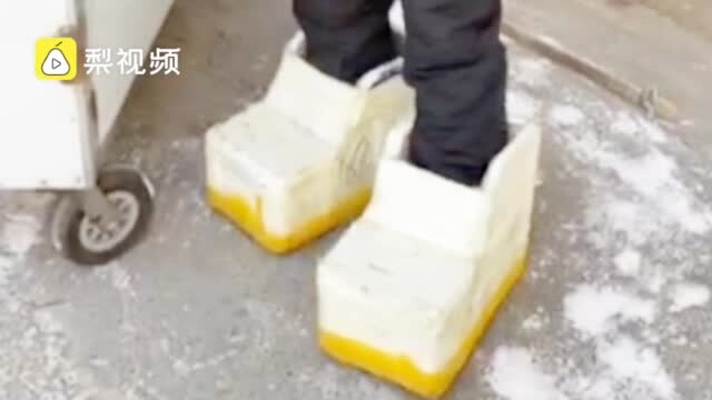 Northeastern female vendor makes homemade foam shoes to withstand the cold: It's warm inside even at
