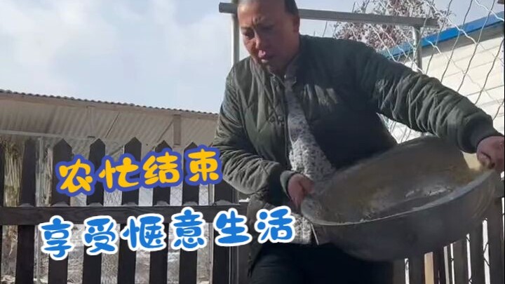 Sau khi vụ mùa bận rộn kết thúc, mỗi ngày đều là cuộc sống nông thôn thường nhật; tuy bình dị như nư