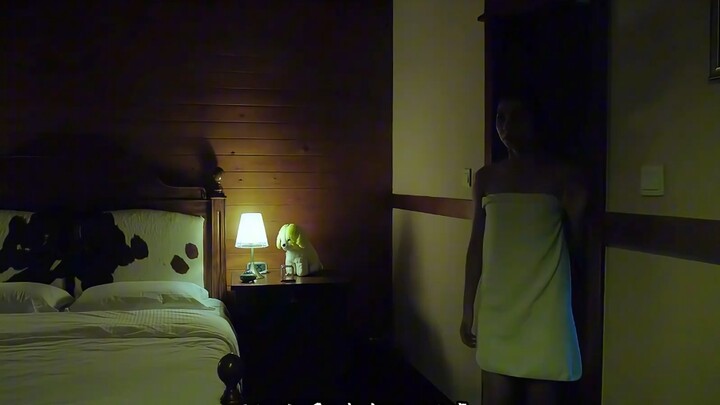 หญิงสาวกำลังอาบน้ำในวิลล่าอยู่ดีๆ ก็ต้องเผชิญกับฉากชวนขนลุก! ภาพยนตร์: หลอนสะท้านใจ