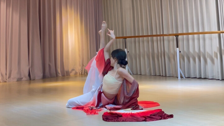 Đến rồi đến rồi! Phiên bản tập luyện trong phòng nhảy của chị đây… Đẹp quá đi mất!