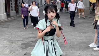 《显眼包上街》