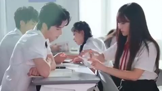 CEO kampus populer jatuh cinta pada gadis 18 tahun polos ini, kejar dan manjakan