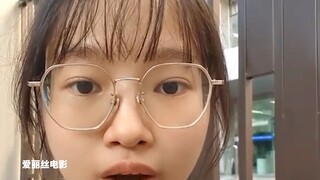 خريج جامعي من مواليد الألفية الثالثة، عمل مباشرةً عامل نظافة، يكسب رزقه يوميًا بالجهد البدني.