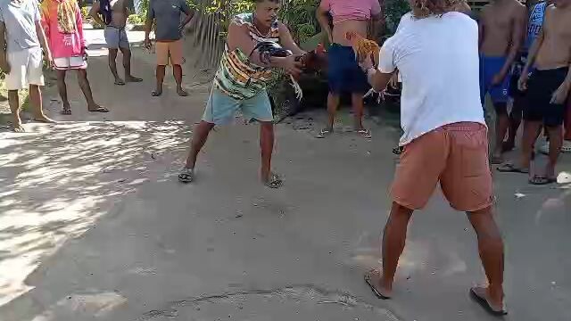 gold normal tari vs dark red kanan tari