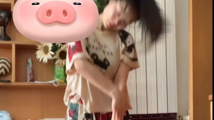 Halo semuanya, akulah babi kecil yang hanya mengenakan piyama dan telah berlatih menari selama 3 jam