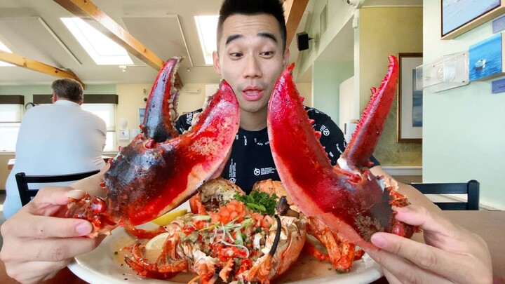 Seorang pria Tionghoa menantang dirinya sendiri untuk menangkap lobster terbesar di restoran tepi la