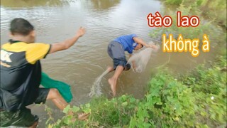 Tư cùng con trai ra đồng bắt cua không nhịn được cười