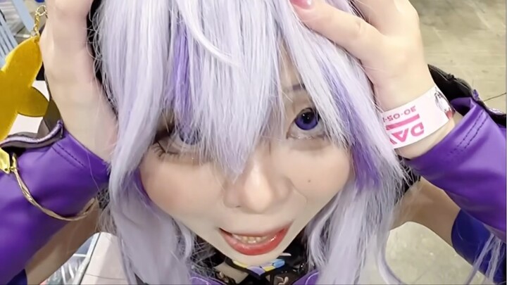 when my friends don't wanna cosplay with me :(