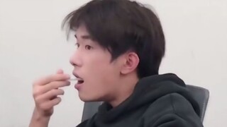 Dịch Dương Thiên Hi: Thiên Hi ngoài đời thế nào? Lúc nào cũng ngơ ngác, bộ dạng lơ đãng thật đáng yê