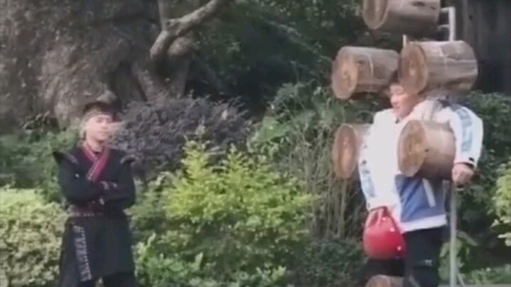 المعضلة الأزلية: هل نحمي الكبير أم الصغير؟ هذا الطالب أعطانا الإجابة!