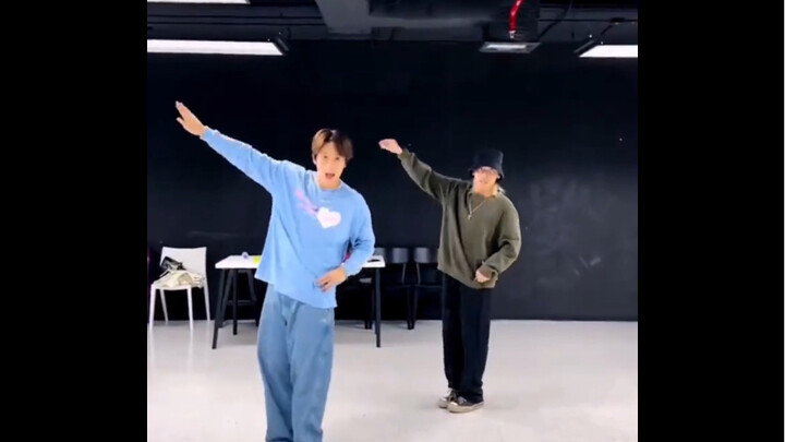 230622 NNU Knock Knock Dance Behind-the-Scenes Footage