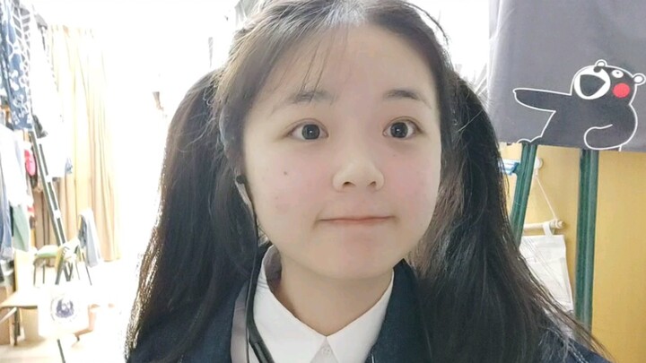 Nhìn mái tóc đuôi ngựa đôi của tôi nè!