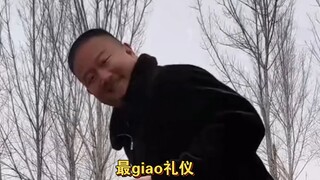 小阿giao为感谢跑车，下车卖艺展示最giao礼仪