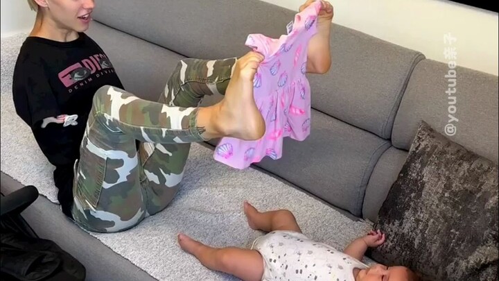 คุณแม่ไร้แขนใส่เสื้อผ้าให้ลูกน้อยได้อย่างคล่องแคล่ว ช่างน่าทึ่งจริงๆ ❤️