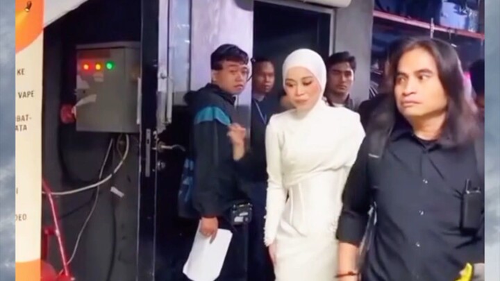 baru keluar studio lesti langsung di sambut oleh para fans