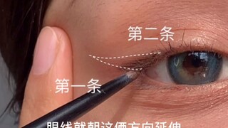 小白自信满满的画眼线……