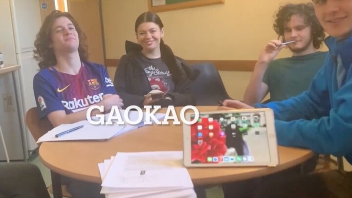 British roommate takes the Gaokao math and English exams!