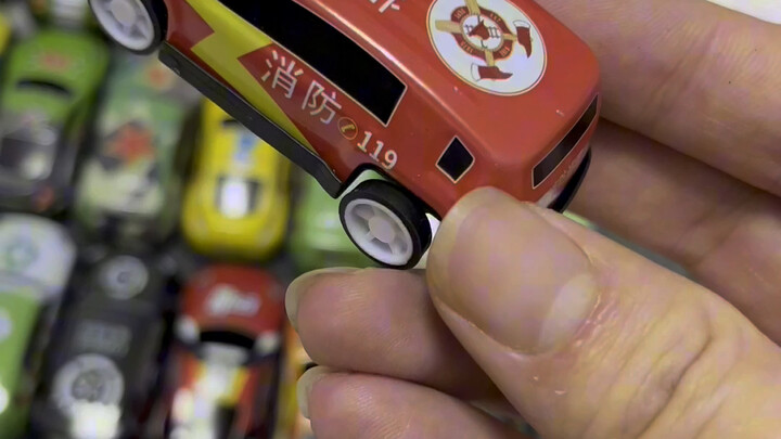 ในรถคันเล็กนี้มีรถเล็กๆ มากมาย เหอเหอ