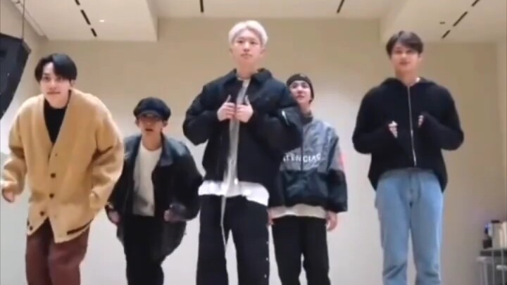 Haha so cute #SEVENETEEN